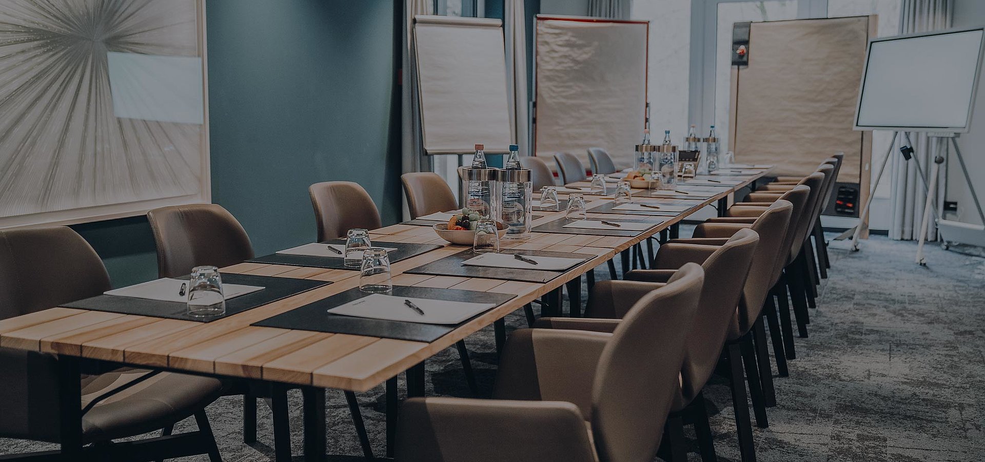 Ein Tagungsraum im FreiWerk Hotel mit technischer Ausstattung und Flipcharts.