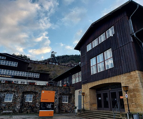 Das Bergwerk Rammelsberg in Goslar mit Eingang zum Museum mit Förderturm.