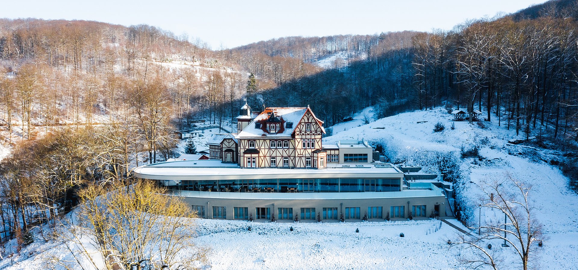 Das Hotel & Spa Suiten FreiWerk verschneit auf der Tyrahöhe in Stolberg Harz.