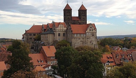 Das Schloss und die Stiftskirche zu Quedlinburg mit Wolkenbedeckten Himmel.