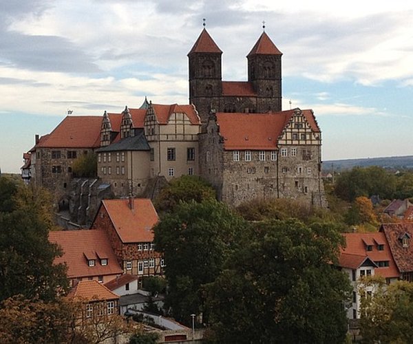 Das Schloss und die Stiftskirche zu Quedlinburg mit Wolkenbedeckten Himmel.