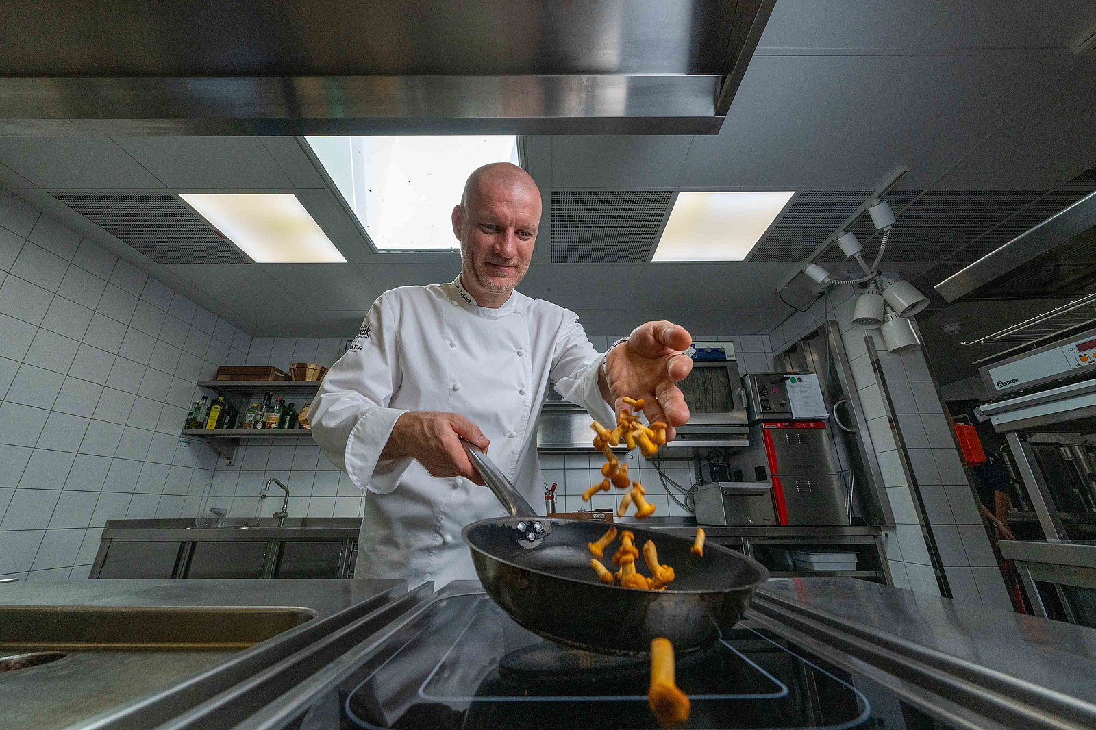 Küchenchef Phillip Liebisch koch mit Leidenschaft in der Küche des Freiwerks. 