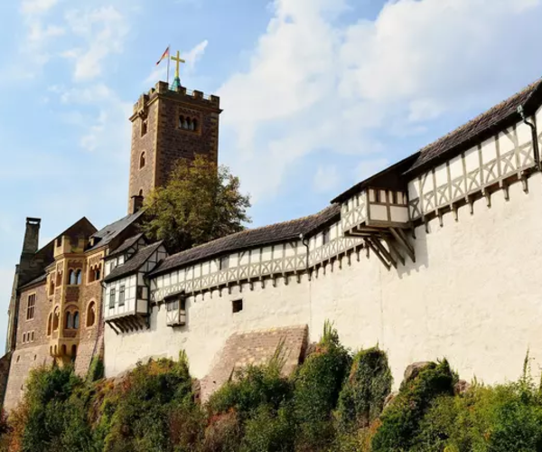Deutsche UNESCO Kommission@pixabay Die imposante Mauer der Wartburg als UNESCO Welterbestätte mit Blick zum Turm.