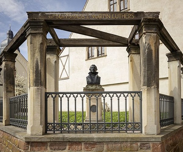 Luthergedenkstätten_Luthers_Geburtshaus_GH_aussen_01___LutherMuseen__Tomasz_Lewandowski