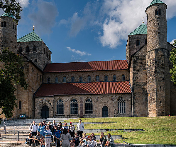 Die Welterbestätte in Hildesheim ist beliebt auf Stadtführungen, hier bei Sonnenschein Außenansicht.