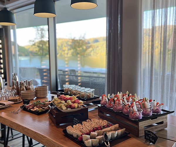 Auf den Tischen im Tagungsraum 'achtzehn94' ist ein Buffet angerichtet. 