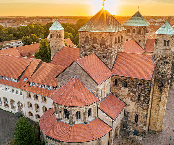 Die UNESCO Stätte Michaeliskirche in Hildesheim von oben.