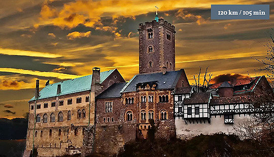 Die Wartburg als UNESCO Welterbestätte in einer stimmungsvollen Abenddämmerung.