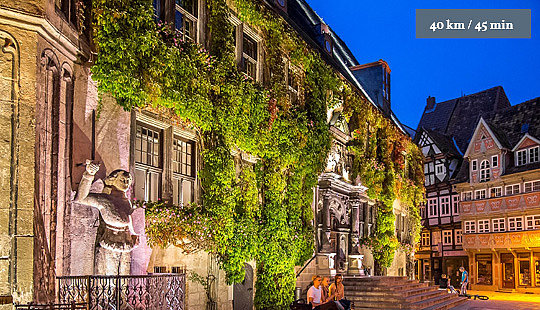 Die Altstadt von Quedlinburg in Abenddämmerung.