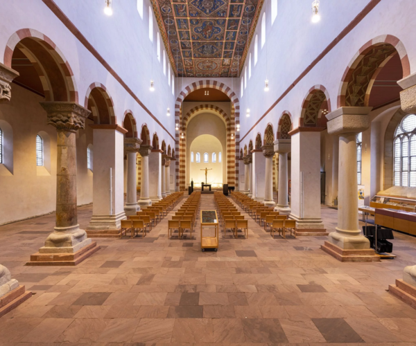 St. Michaeliskirche in Hildesheim als UNESCO Welterbestätte imposanter Gang und Säulen.